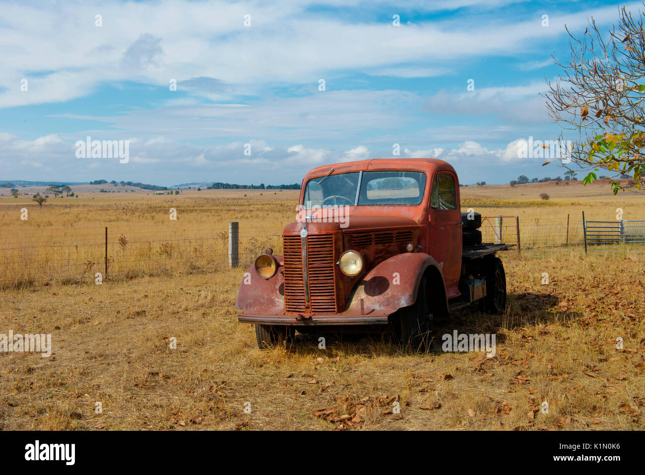 Vieux camion sur la ferme Banque D'Images