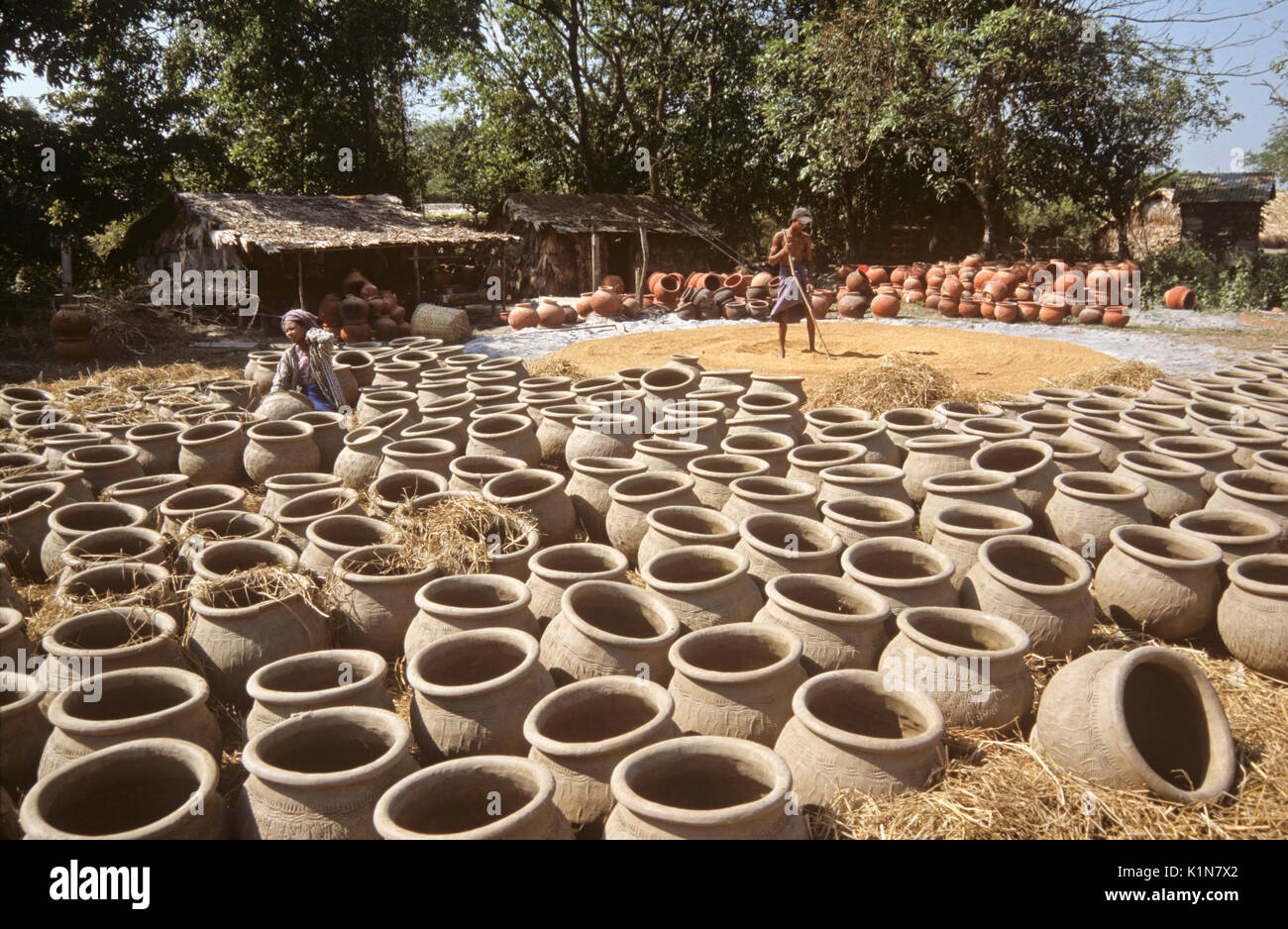 Des pots d'argile et de séchage du riz au soleil, la Birmanie (Myanmar) Banque D'Images