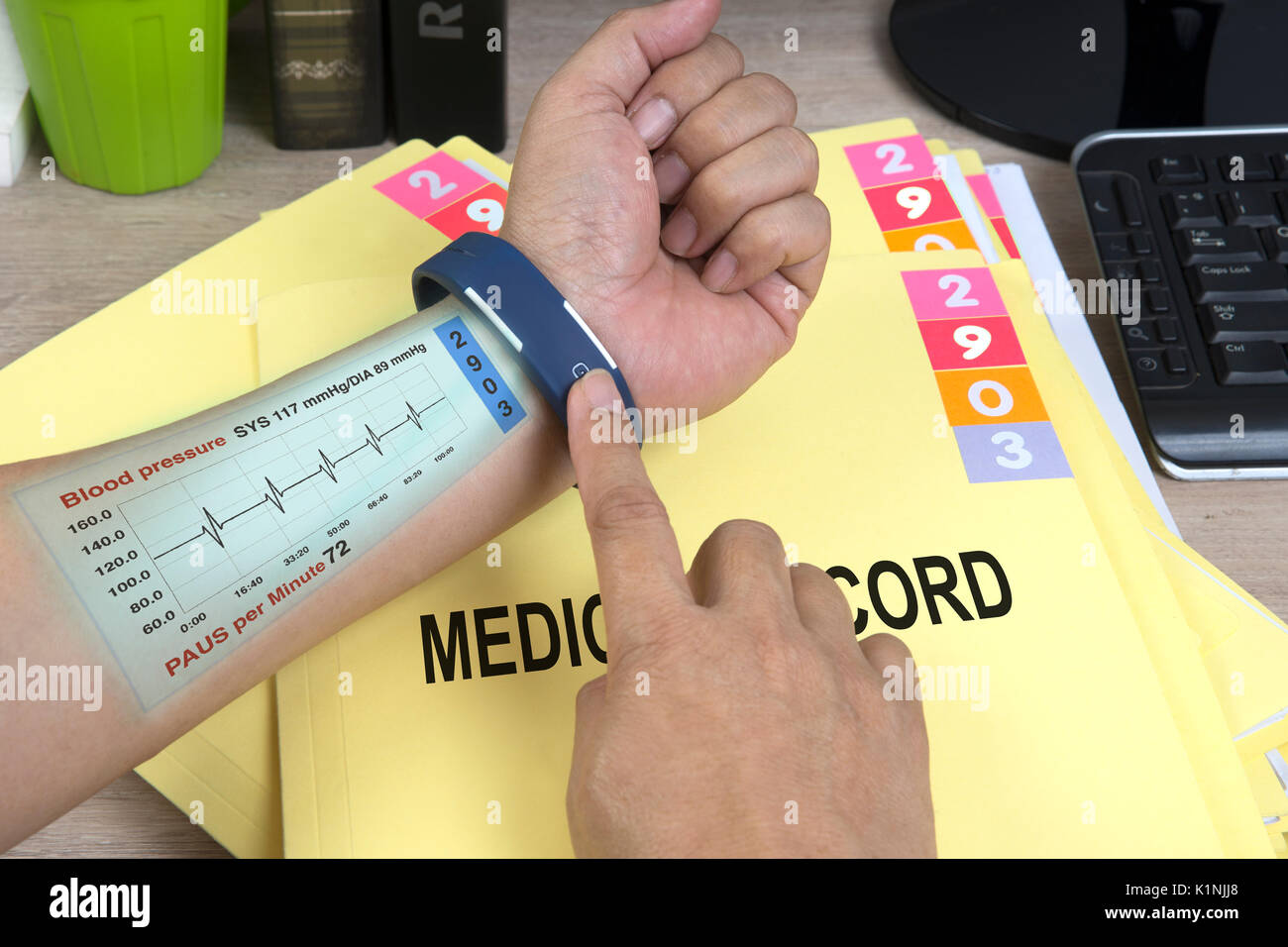 Quelqu'un d'afficher l'état de santé en contrepartie smartwatch fichier de dossier médical. Banque D'Images