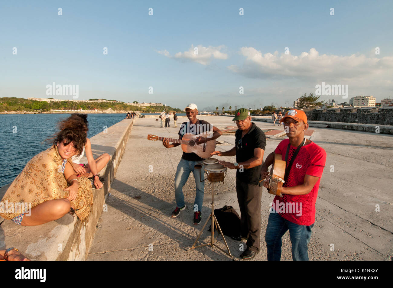 Deux femmes divertissant des musiciens le long du Malecon de La Havane Cuba Banque D'Images