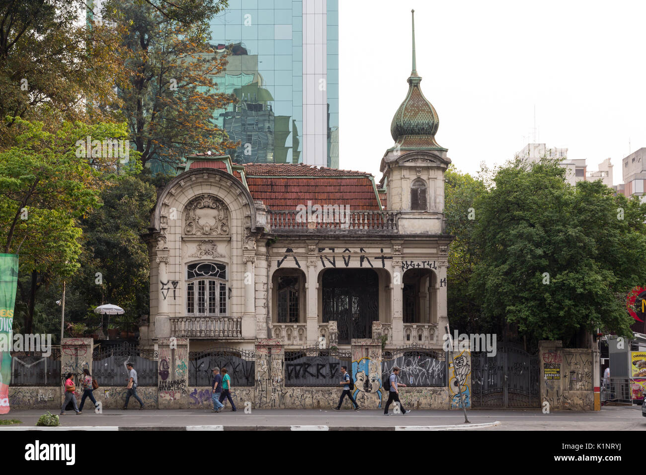 Les piétons à pied passé Palacete Franco de Mello, l'Avenida Paulista, Sao Paulo, Brésil Banque D'Images