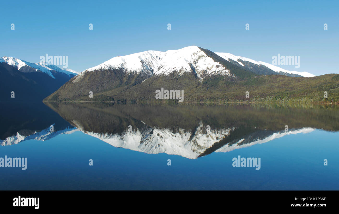 L'hiver. La montagne de neige. Mirror Lake. Le mont Robert miroir sur le lac Rotoiti. Banque D'Images