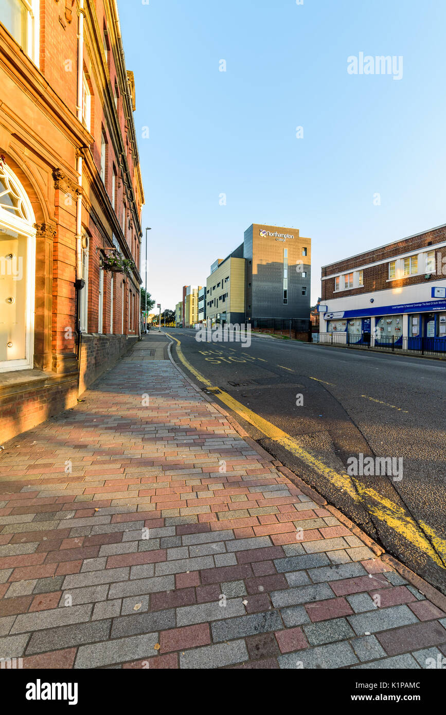 Northampton, UK - Oct 10, 2017 : Ciel clair matin voir de BBC Radio & Collèges Northampton Northampton en centre-ville. Banque D'Images