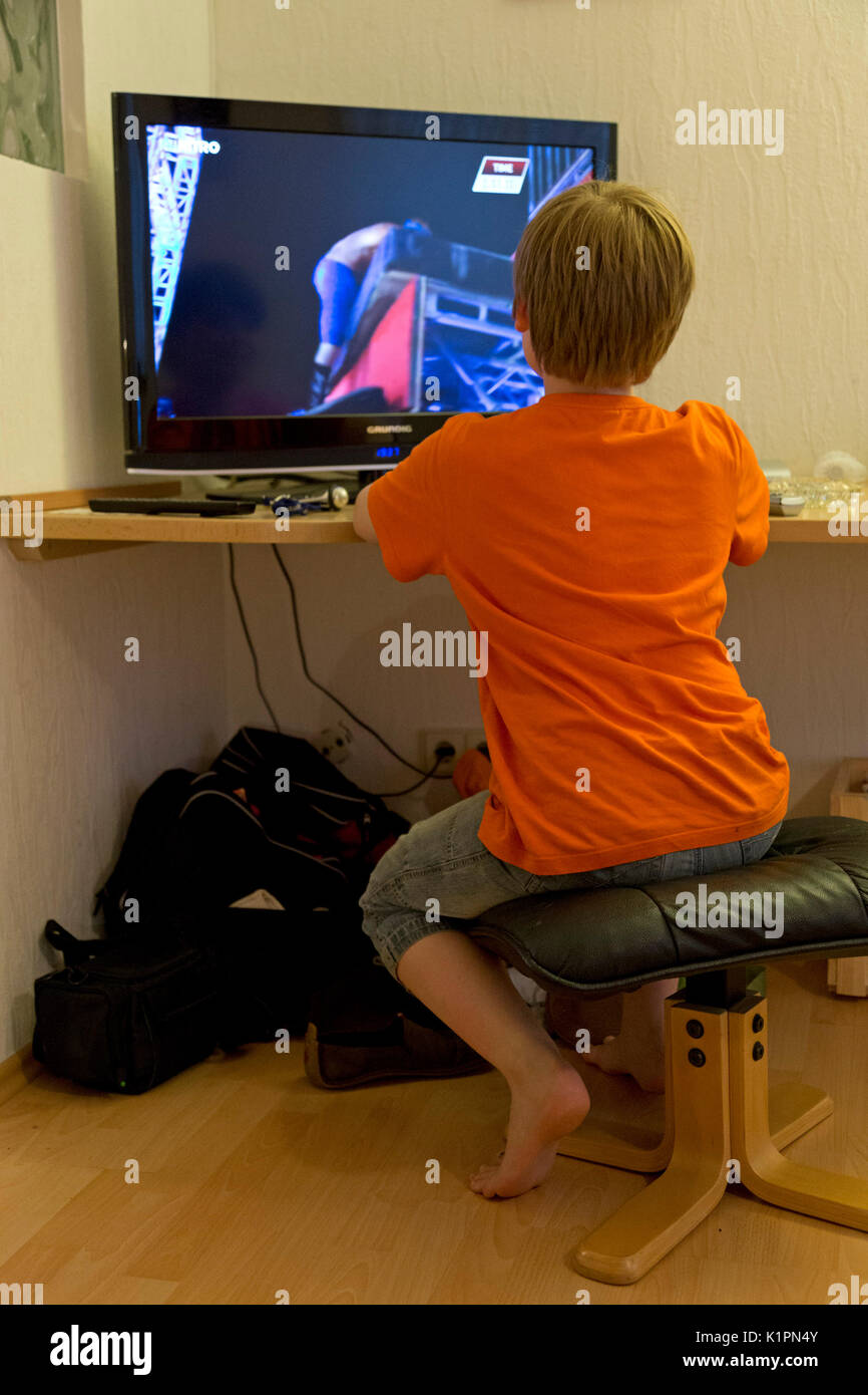 Jeune garçon regardant la TV Banque D'Images
