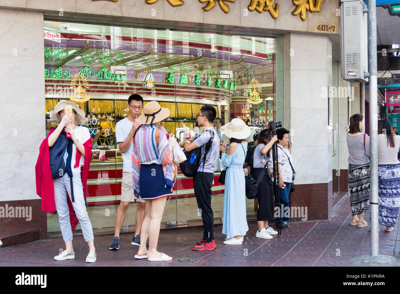Les touristes chinois sur Yaowarat Road, Chinatown, Bangkok Banque D'Images