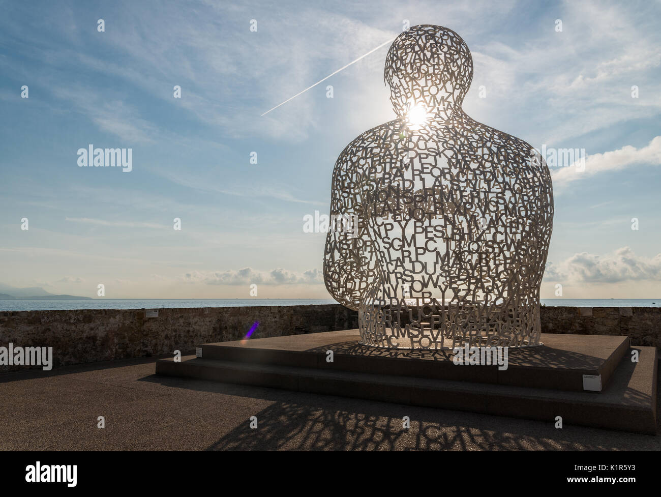 L 'nomades' sculpture de l'artiste catalan Jaume Plensa surplombant la baie à Antibes, Côte d'Azur, France Banque D'Images