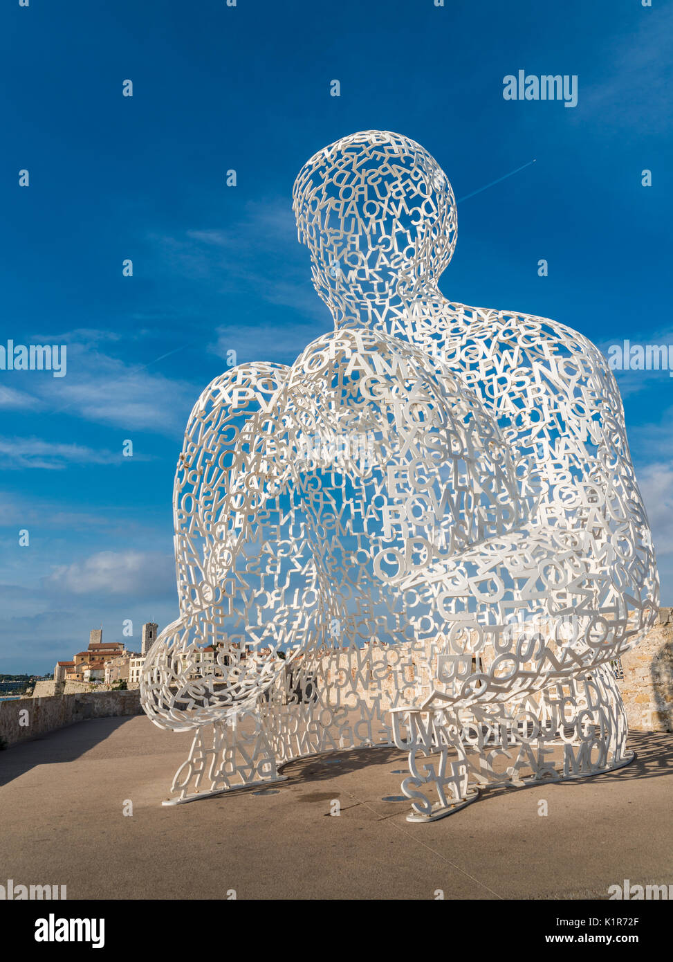 L 'nomades' sculpture de l'artiste catalan Jaume Plensa surplombant la baie à Antibes, Côte d'Azur, France Banque D'Images