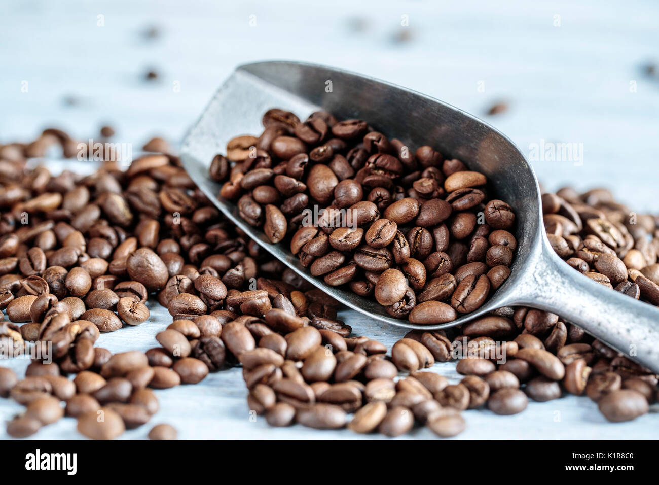 Tas de grains de café fraîchement torréfié pour faire de l'espresso ou café turc Banque D'Images