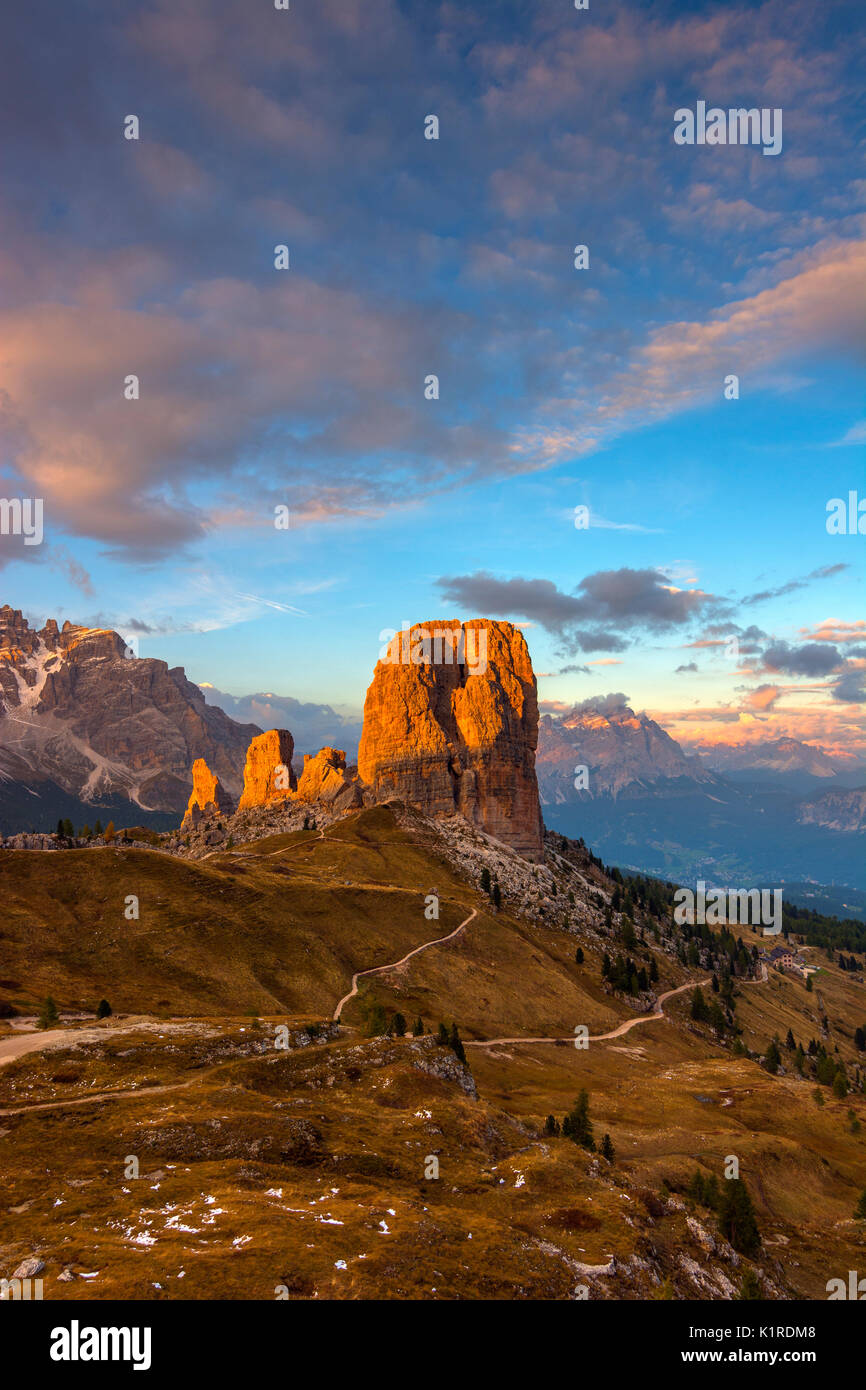 Cinq tours au coucher du soleil, province de Belluno, Ampezzo Dolomites, Veneto, Italie Banque D'Images