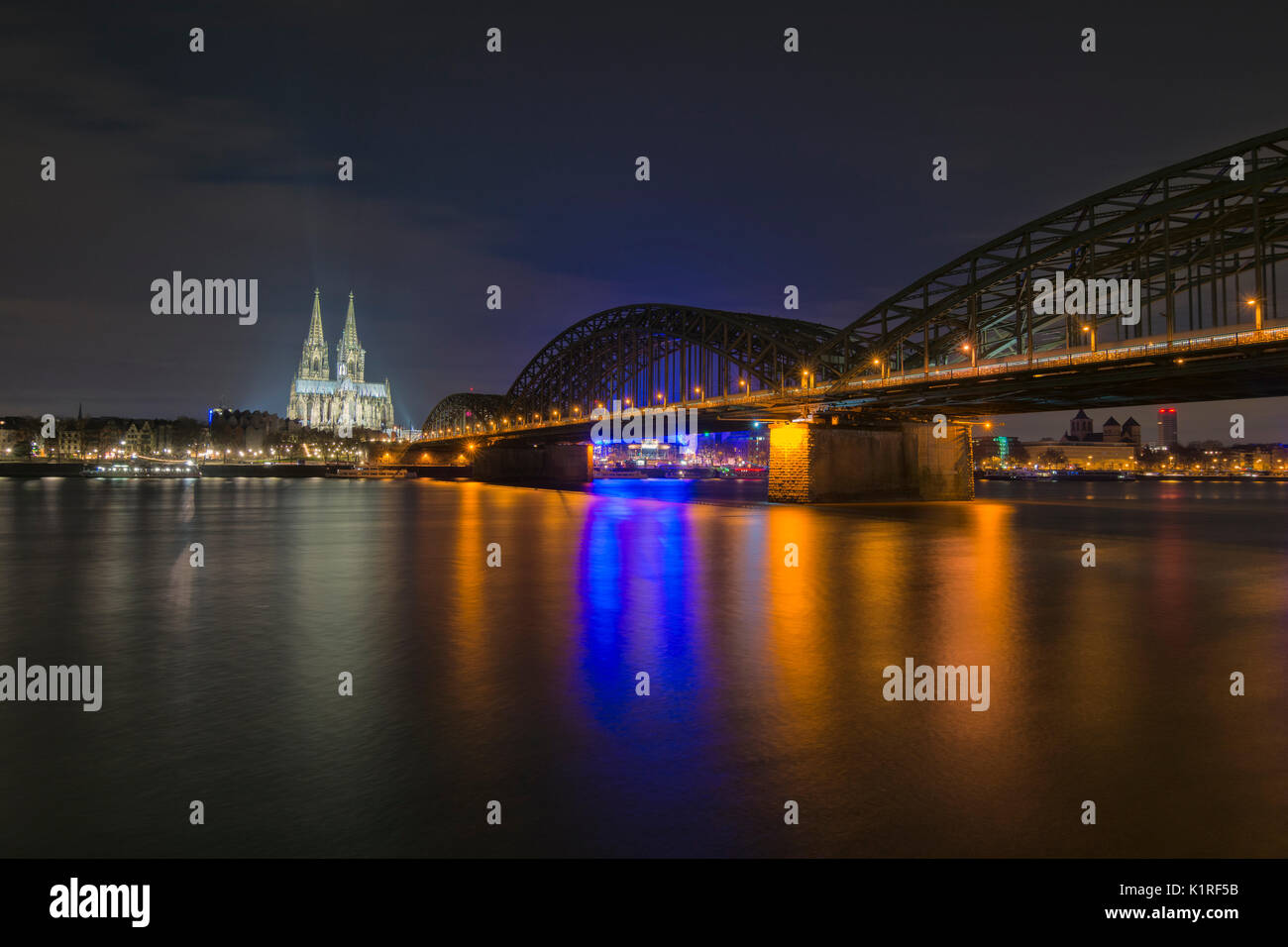 Koln par nuit, en Allemagne. Banque D'Images