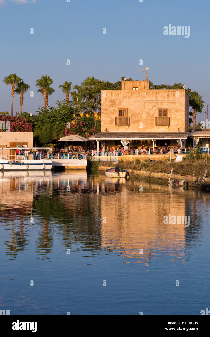 Marsala (Italie) - 'Saline de Stagnone', la lumière coucher du soleil sur l'eau de la plus grande lagune en Sicile Banque D'Images