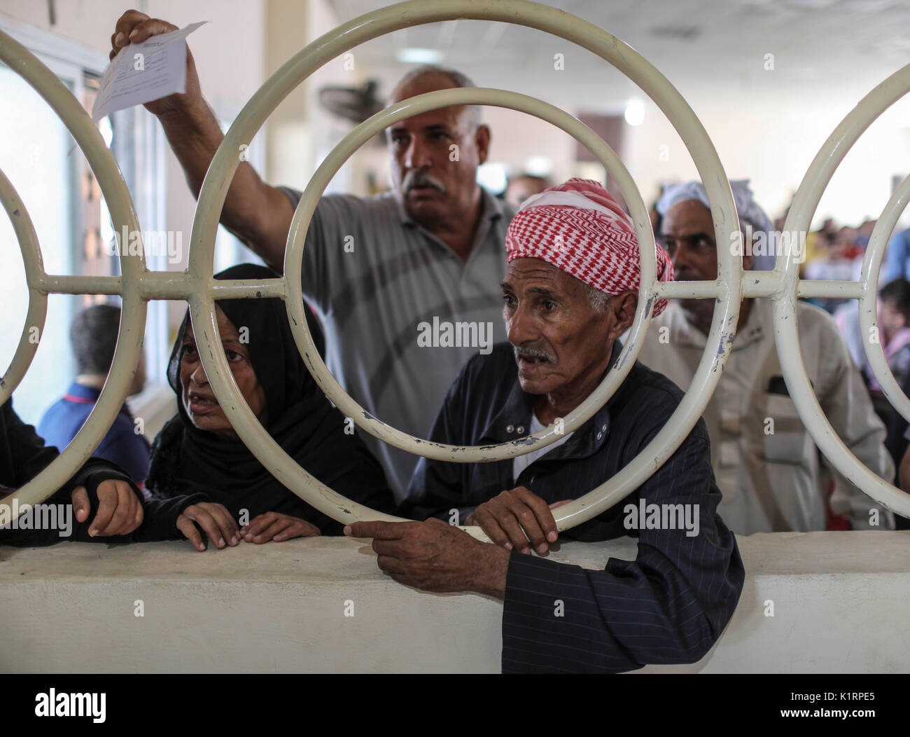 La bande de Gaza. Août 27, 2017. Permis de voyage pour attendre les Palestiniens de pénétrer en Egypte à travers le point de passage de Rafah, dans le sud de la bande de Gaza le 27 août 2017. L'Égypte le dimanche au point de passage de Rafah ouvert temporairement à ses frontières avec la bande de Gaza pendant deux jours dans les deux sens pour permettre aux patients de cas humanitaires et d'étudiants universitaires de franchir les frontières en Égypte, et aussi pour permettre à des centaines de Palestiniens bloqués en Egypte. Credit : Wissam Nassar/Xinhua/Alamy Live News Banque D'Images