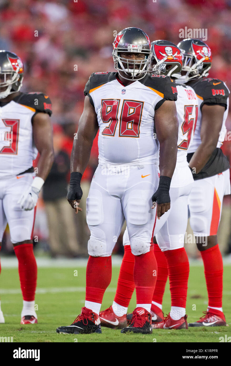 26 août 2017 - Tampa Bay Buccaneers attaquer défensive Clinton McDonald (98) dans le jeu entre les Cleveland Browns et les Tampa Bay Buccaneers chez Raymond James Stadium de Tampa, Floride. Del Mecum/CSM Banque D'Images