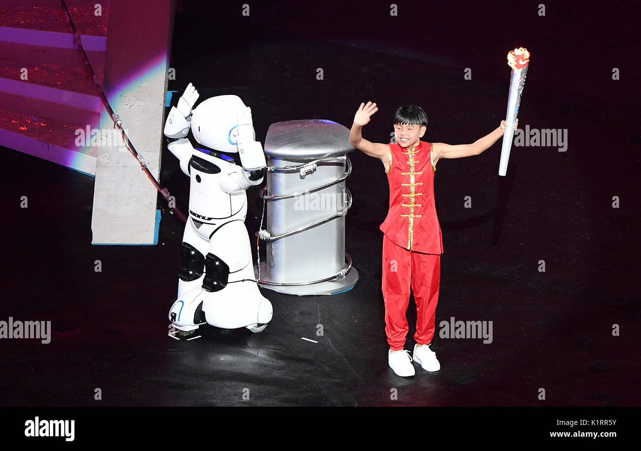 Tianjin. Août 27, 2017. 'Jinwa' (R) et un robot intelligent prendre part au relais de la flamme olympique lors de la cérémonie d'ouverture des 13e Jeux nationaux chinois en Chine du nord, la municipalité de Tianjin, le 27 août 2017. Source : Xinhua/Yulong Pan/Alamy Live News Banque D'Images Tianjin. Août 27, 2017. 'Jinwa' (R) et un robot intelligent prendre part au relais de la flamme olympique lors de la cérémonie d'ouverture des 13e Jeux nationaux chinois en Chine du nord, la municipalité de Tianjin, le 27 août 2017. Source : Xinhua/Yulong Pan/Alamy Live News Banque D'Images