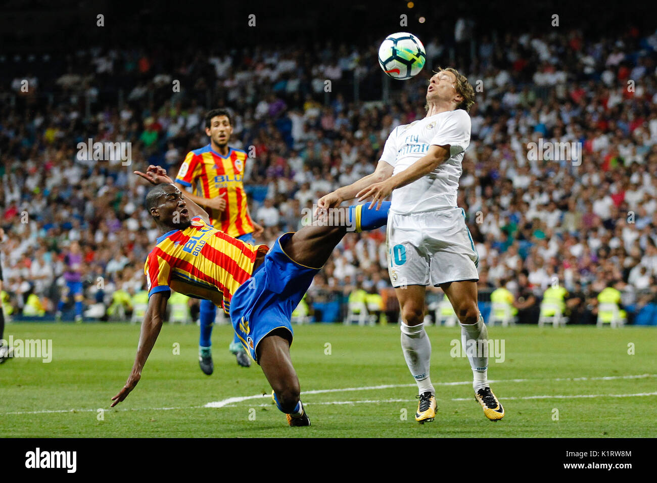 Madrid, Espagne. Août 27, 2017. Luka Modric (10) joueur du Real Madrid. Geoffrey Kondogbia (16) Valence CF's player.La Liga entre le Real Madrid vs Valencia CF au Santiago Bernabeu à Madrid, Espagne, le 27 août 2017 . Más Información Gtres Crédit : Comuniación sur ligne, S.L./Alamy Live News Banque D'Images