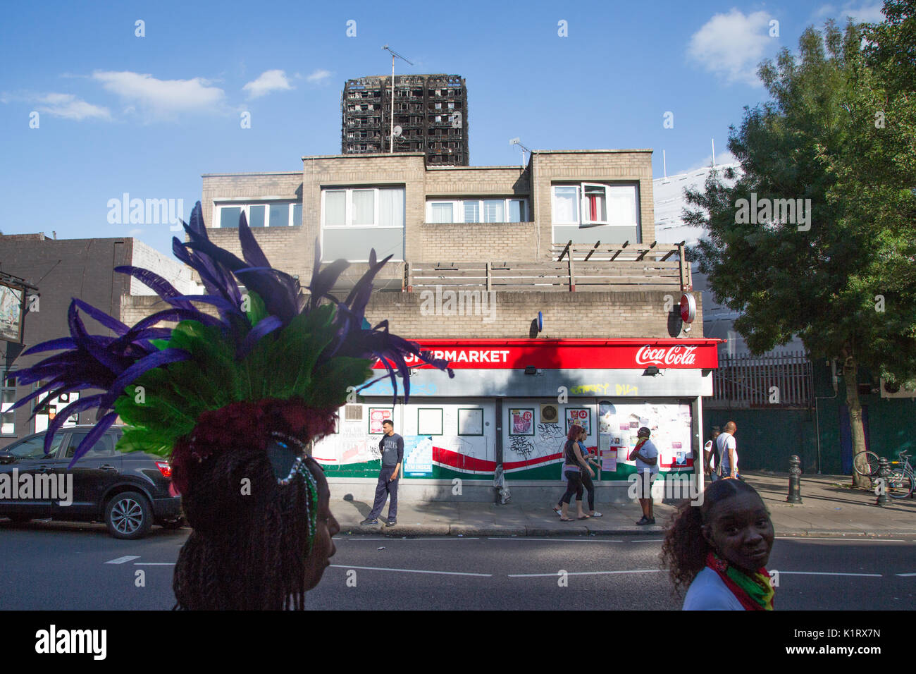 Londres, Royaume-Uni. Août 27, 2017. La coquille de Grenfell, bloc est visible sur le ciel de Londres en tant que ligne de fêtards Carnaval à pied passé. Credit : Thabo Jaiyesimi/Alamy Live News Banque D'Images