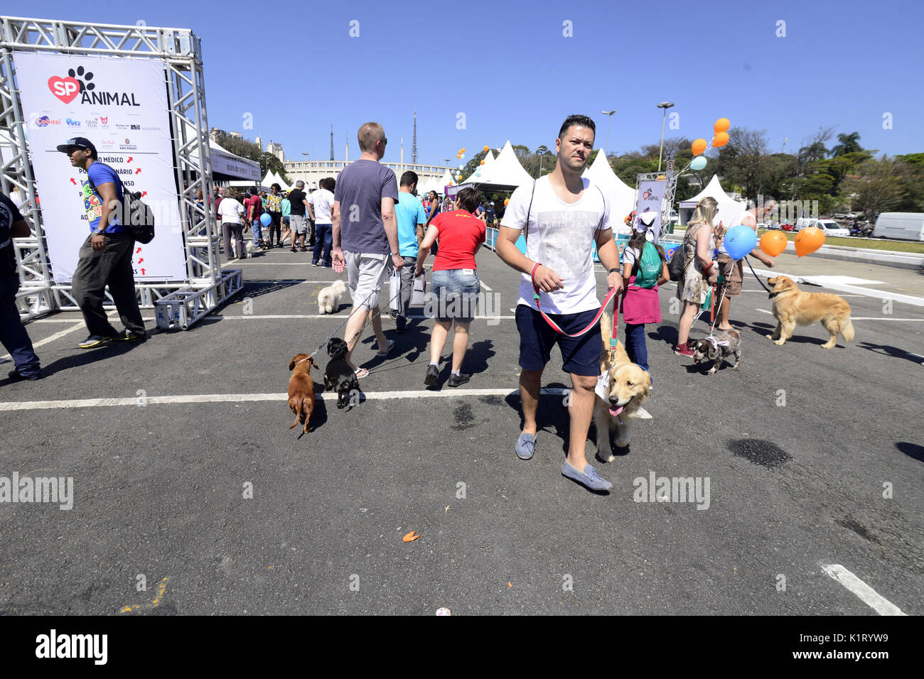 Sao Paulo, Brésil. 27 août, 2017.Plusieurs familles ont pris leurs animaux le dimanche (27) à participer à l'événement, dans l'Animal SP Charles Miller Square, zone ouest de Sao par Paulo.Organized la ville de Sao Paulo et par les entreprises partenaires, l'espace avaient différents services et activités de bien-être des animaux. Les actions marquer la campagne de vaccination contre la rage dans la municipalité. Credit : Cris Faga/ZUMA/Alamy Fil Live News Banque D'Images