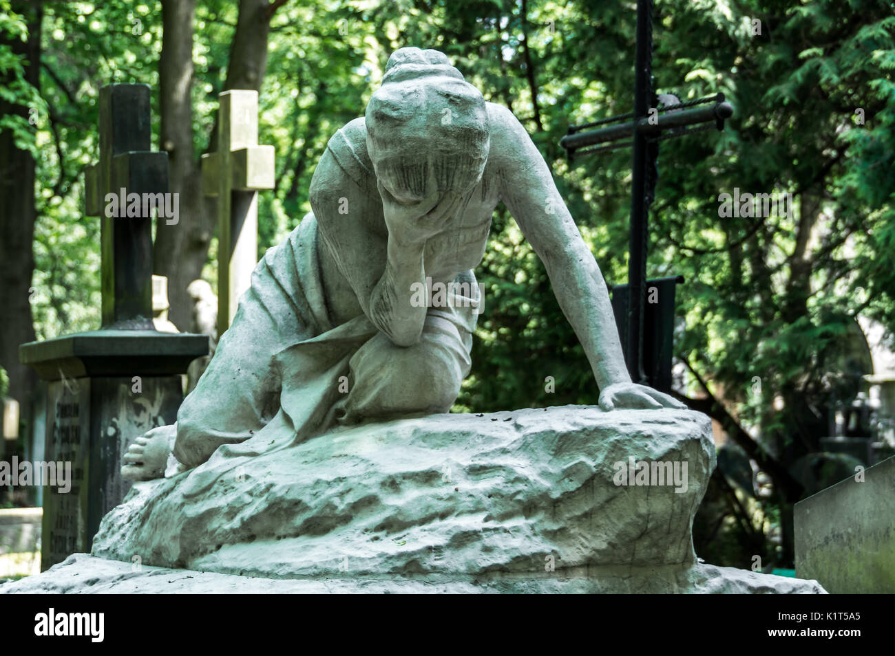 Pologne, Varsovie : statue d'une pleurs au cimetière de Powazki, le plus ancien et le plus célèbre cimetière du pays. Banque D'Images