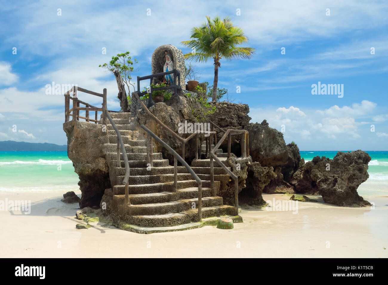 Willy's rock sur la célèbre plage de sable blanc est l'un des monuments les plus reconnaissables de l'île de Boracay, philippines Banque D'Images