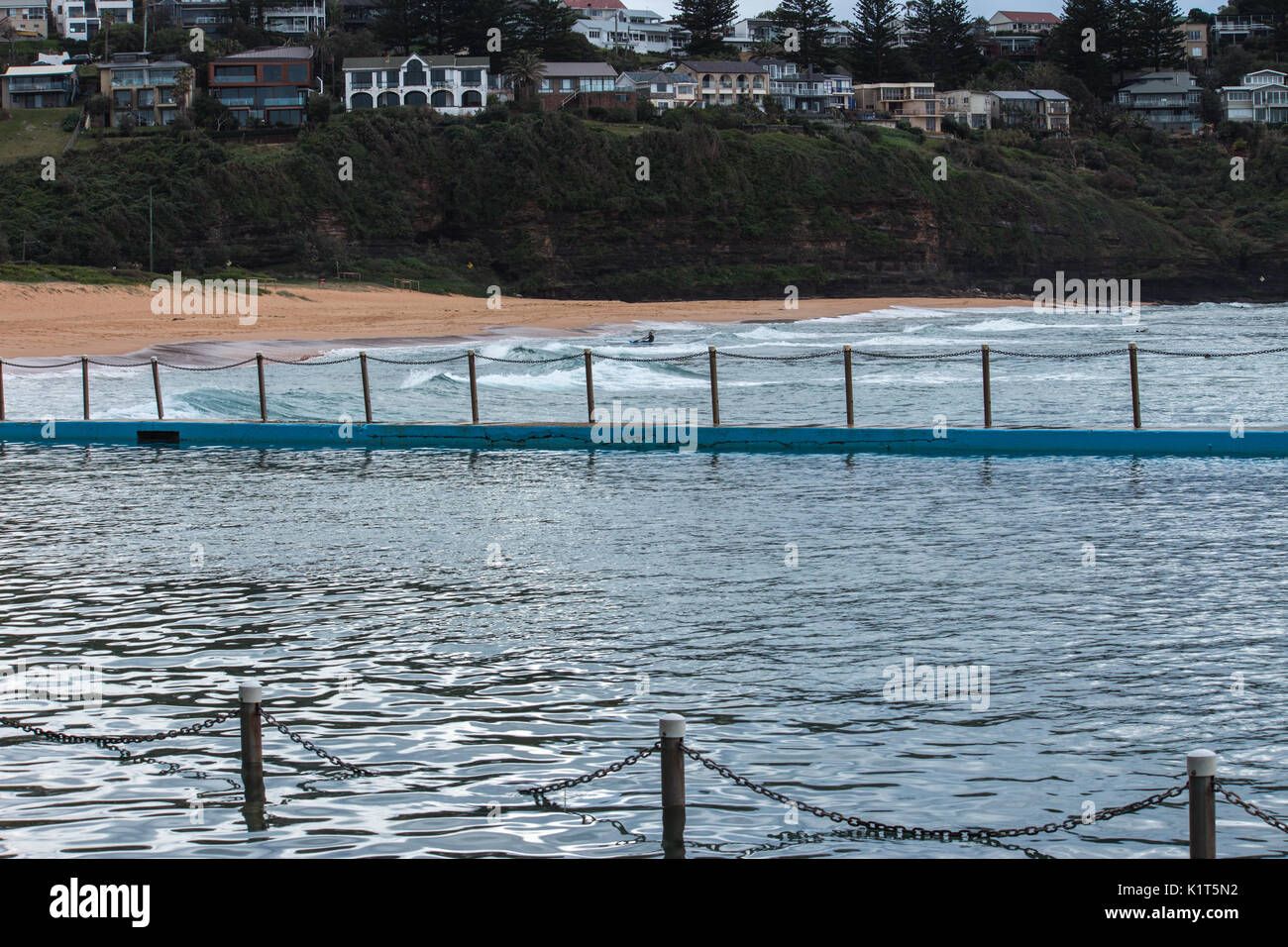 L'océan en bord de piscine avec des vagues roulant sur plage à fond à Bilgola Beach, Sydney, Australie Banque D'Images