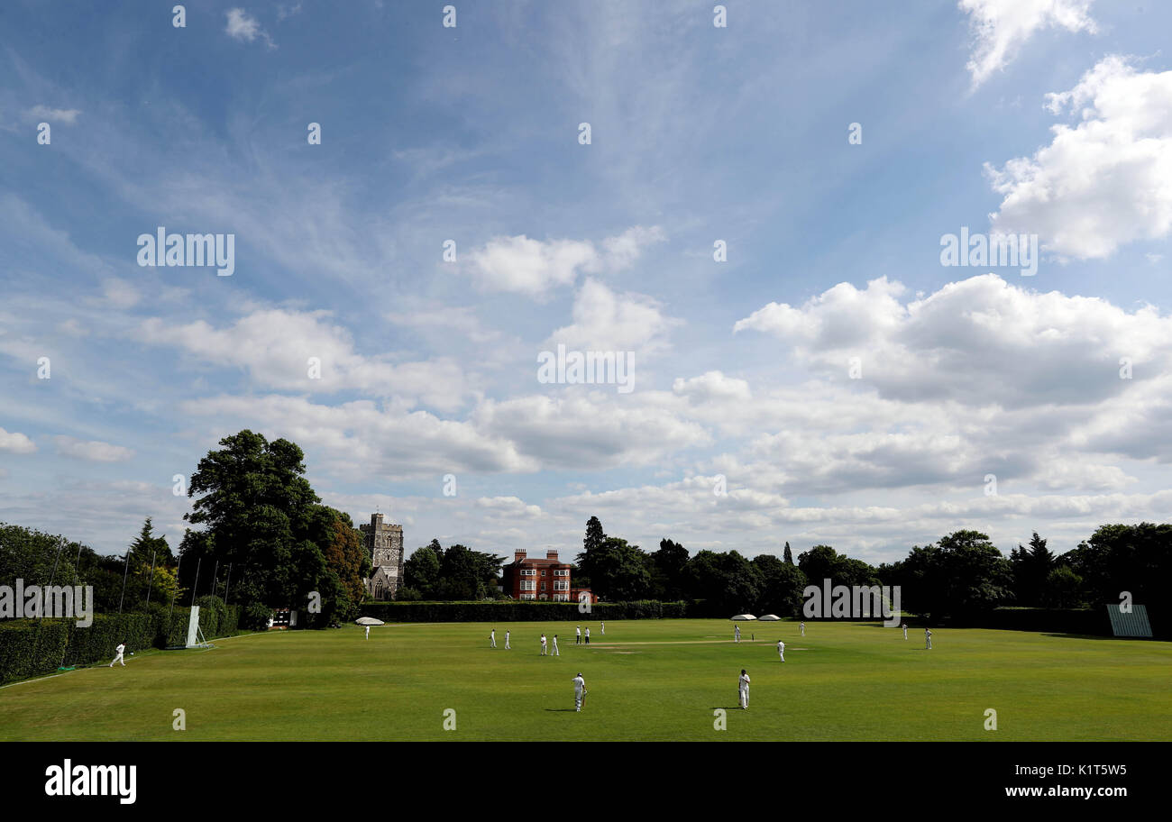 La vue de l'étage supérieur du pavillon montrant l'église Saint-Michel (à gauche) et la maison Dower (à droite) comme un match a lieu à Maidenhead et Bray Cricket Club dans le Berkshire le samedi 3 juin 2017 Banque D'Images