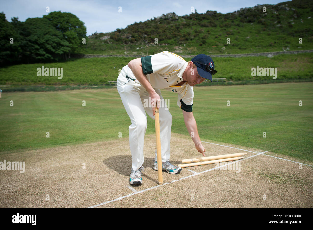 Un joueur fixe les souches avant le match amical annuel entre Cravens Cavaliers et Lynton & Lynmouth Cricket Club au sol situé à l'intérieur de la Valley of Rocks, North Devon, le samedi 5 août 2017 Banque D'Images