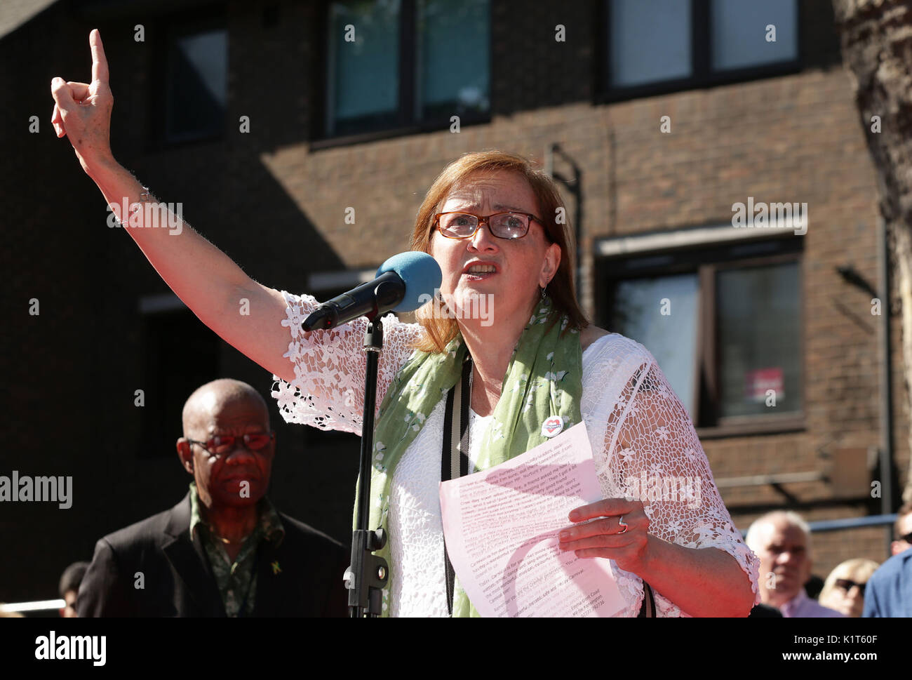 Correction RETRANSMIS EMMA COAD À EMMA DENT COAD Kensington MP Emma Dent Coad prend la parole lors du carnaval de Notting Hill le jour de la famille dans l'ouest de Londres. Banque D'Images