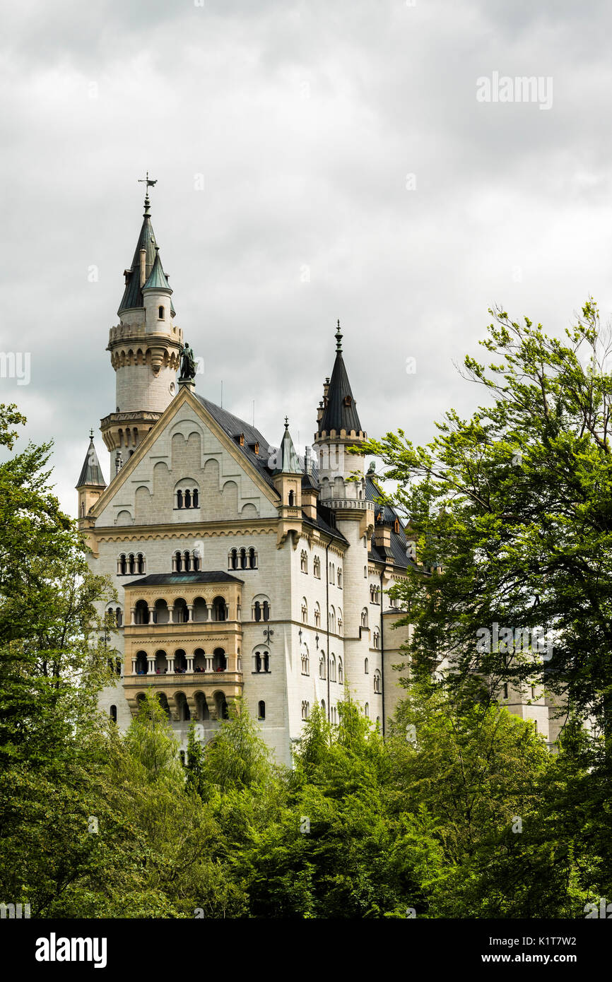 Le château de Neuschwanstein est un château très célèbre position sur une colline au-dessus de la ville allemande de Hohenschwangau près de Fussen dans la région bavaroise de l'Allemagne Banque D'Images