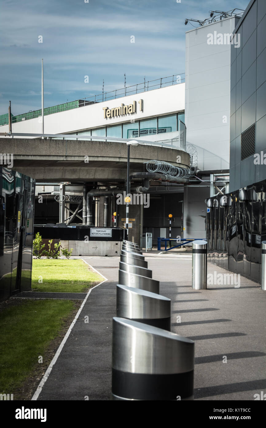 Des bornes de sécurité à l'extérieur du terminal One de l'aéroport d'Heathrow maintenant fermé, Londres, Royaume-Uni Banque D'Images