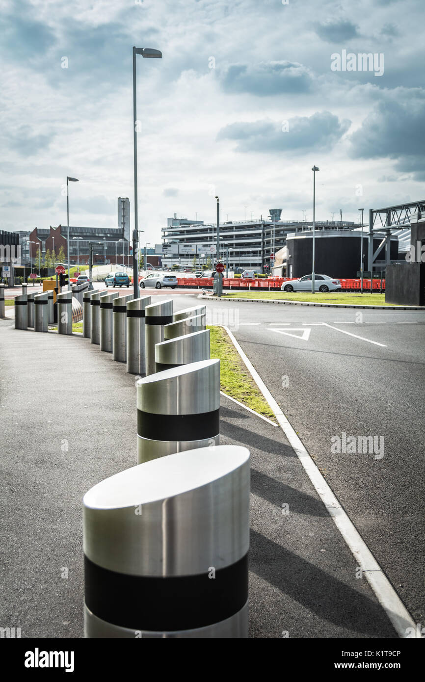 Bornes de sécurité à l'extérieur de l'aéroport d'Heathrow Terminal 2 Building, Londres, UK Banque D'Images