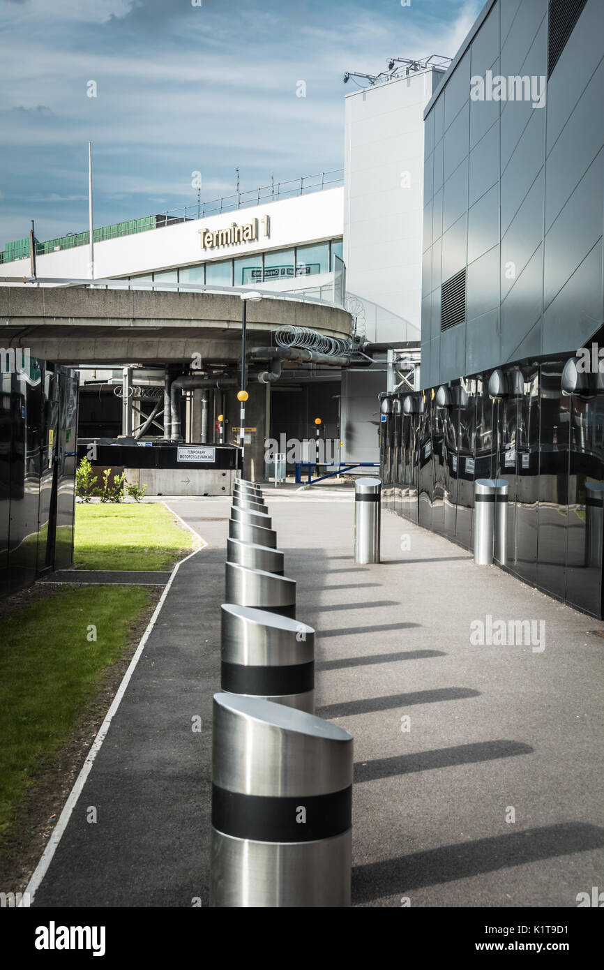 Bornes de sécurité à l'extérieur de la maintenant fermé l'aéroport d'Heathrow Terminal 1 Building, Londres, Royaume-Uni Banque D'Images