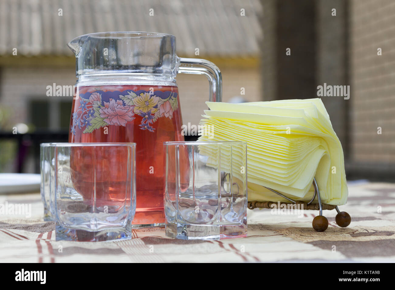 Limonade froid avec des fraises fraîches, menthe, citron vert et de la confiture dans des verres et pichet. Boisson saine et à l'été concept de rafraîchissement. Copyspace, vue du dessus Banque D'Images