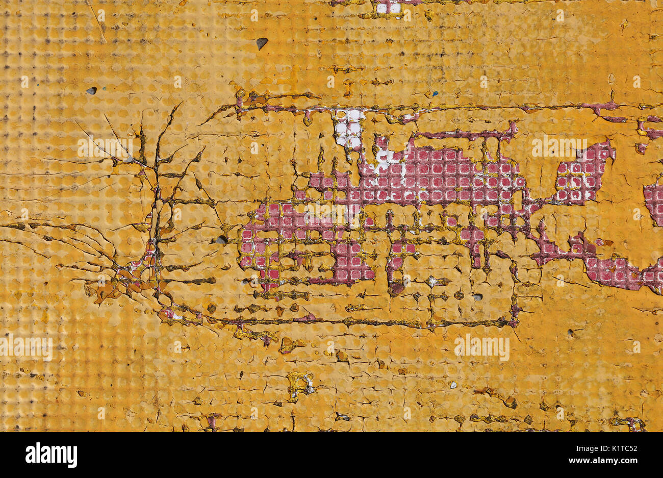 Résumé fond rose et jaune de old vintage grunge colorful wall endommagé avec les défauts et les différentes couches de peinture, Close up Banque D'Images