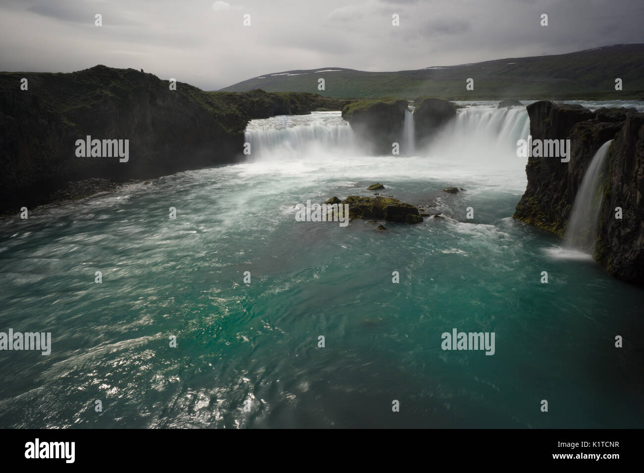 Islande - de belles chutes d'eau de Godafoss avec soleil et eau turquoise clair près de laugar Banque D'Images