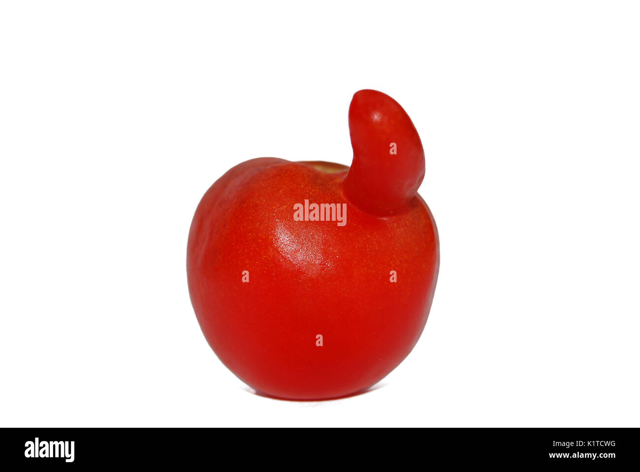 Tomate rouge drôle inhabituelle avec une lance dans la forme d'un bec, isolé sur fond blanc Banque D'Images