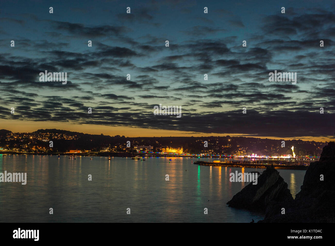 La grande côte, avec l'étonnante ville de Torquay au coucher du soleil sur une belle soirée d'été. Prises de la Saddle Rock point de vue. Banque D'Images