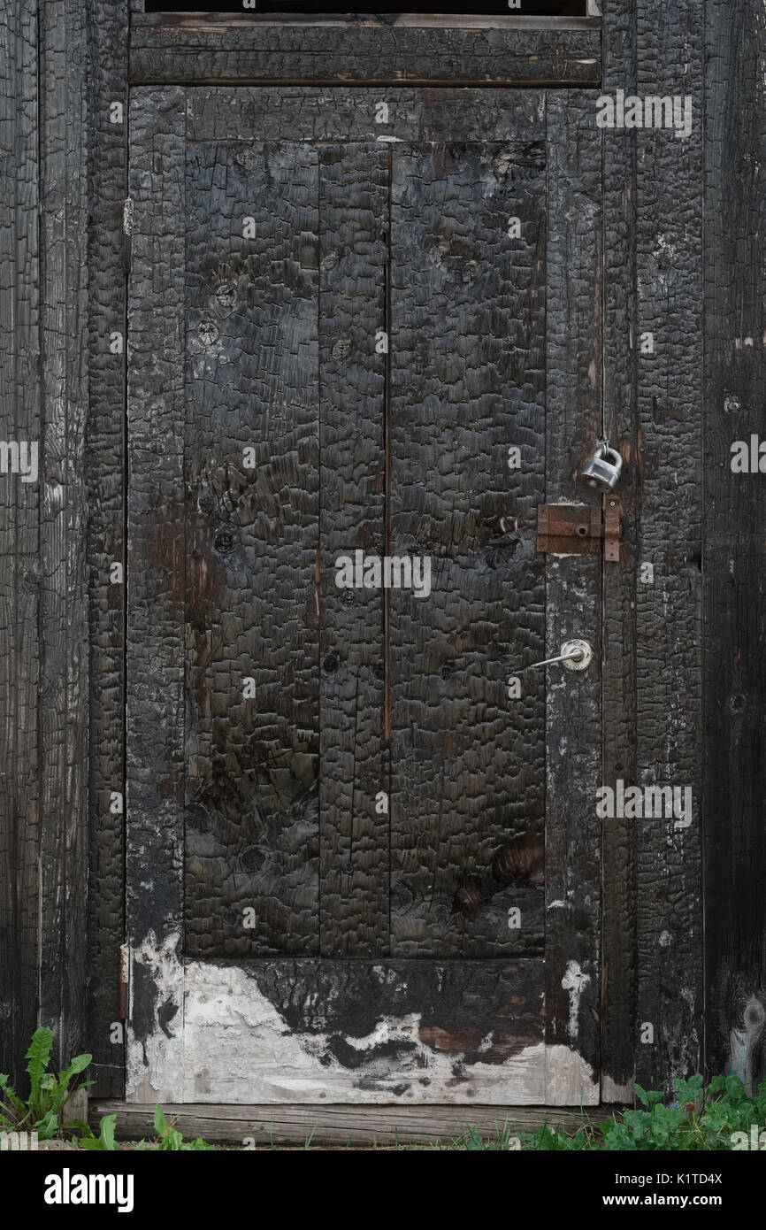 Porte en bois brûlé, texture verticale Photo Stock - Alamy