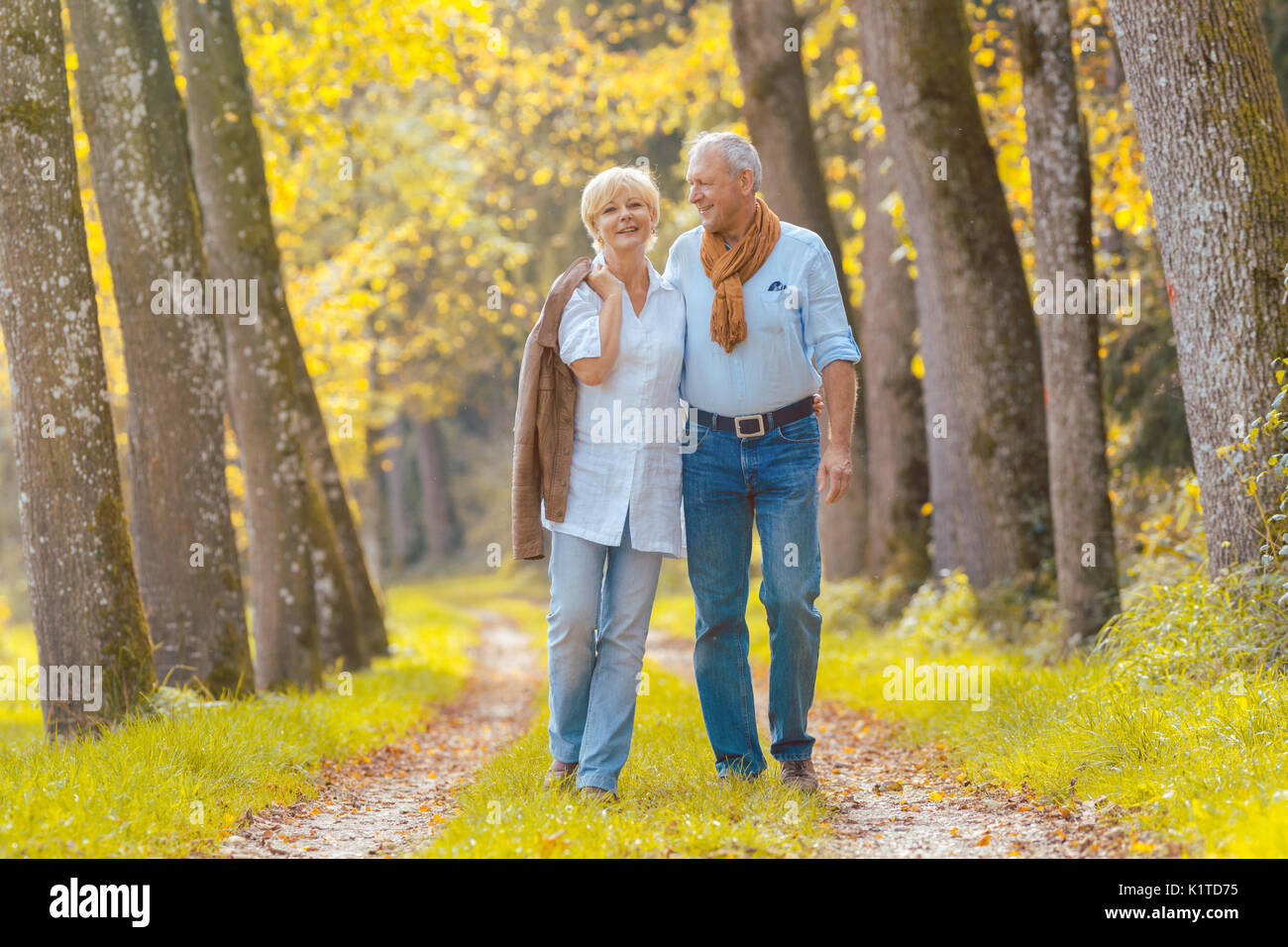 Loisirs Senior couple having walk in woods Banque D'Images