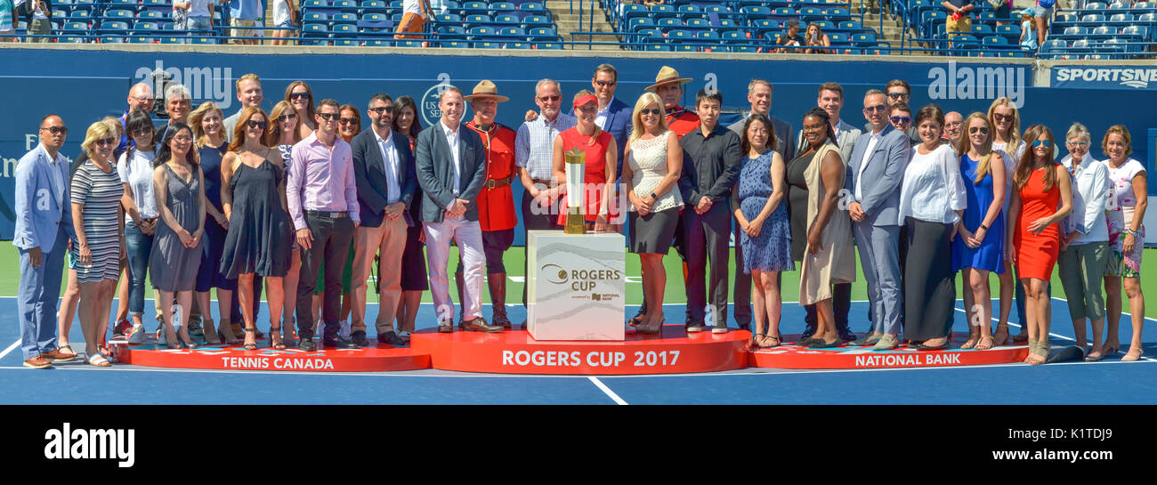 Finale dames en 2017 de la Coupe Rogers de Toronto, Canada. L'Elina Svitolina champion avec l'anniversaire spécial 150 CANADA Trophy et les organisateurs du tournoi. Banque D'Images