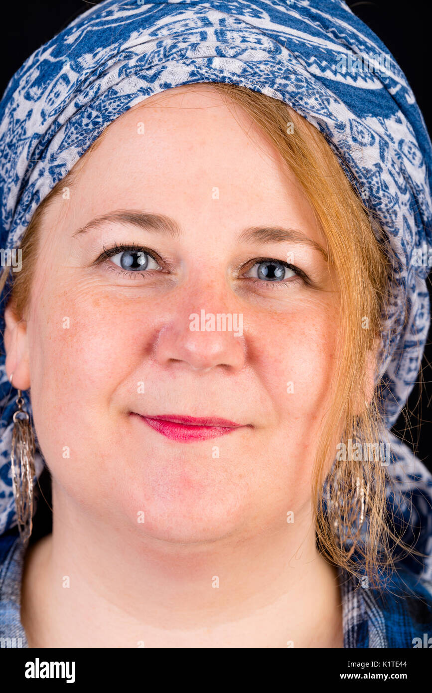 Portrait d'une jolie lumière européenne surpondérés red haired Banque D'Images