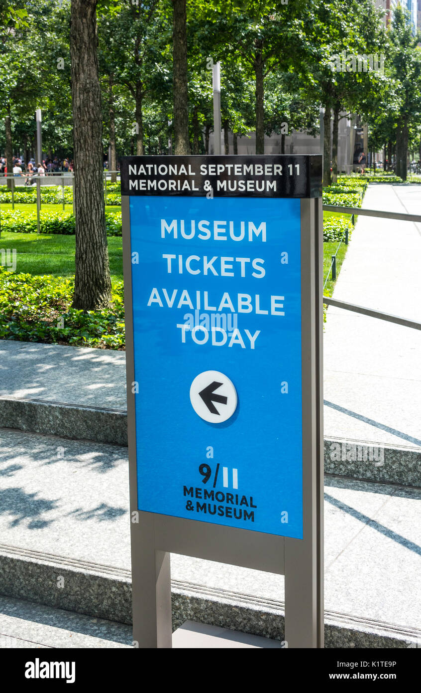 Inscrivez-orientant les visiteurs à la billetterie du Musée du Mémorial du 11 septembre au World Trade Center dans le Lower Manhattan Banque D'Images