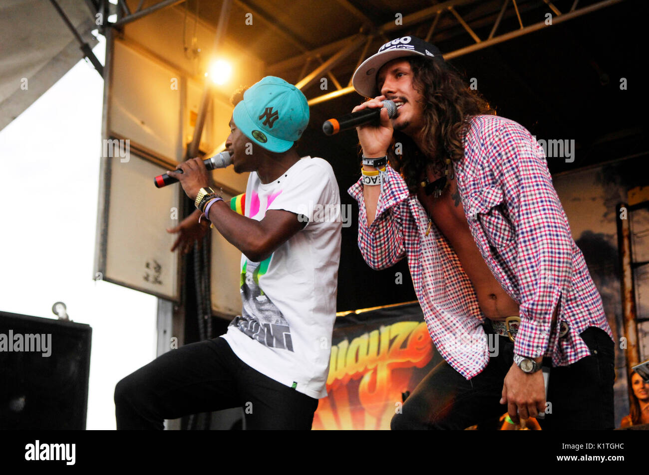 (G-D) Shwayze Cisco Adler exécutant 2008 Vans Warped Tour Coors Amphitheatre San Diego. Banque D'Images