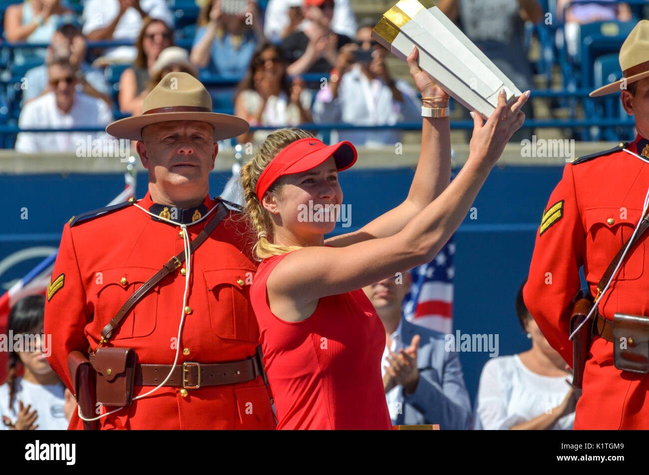 Elina Svitolina célébrant leur victoire avec la feuille d'érable anniversaire trophy. Le simple féminin, finale 2017 de la Coupe Rogers, Toronto, Canada Banque D'Images