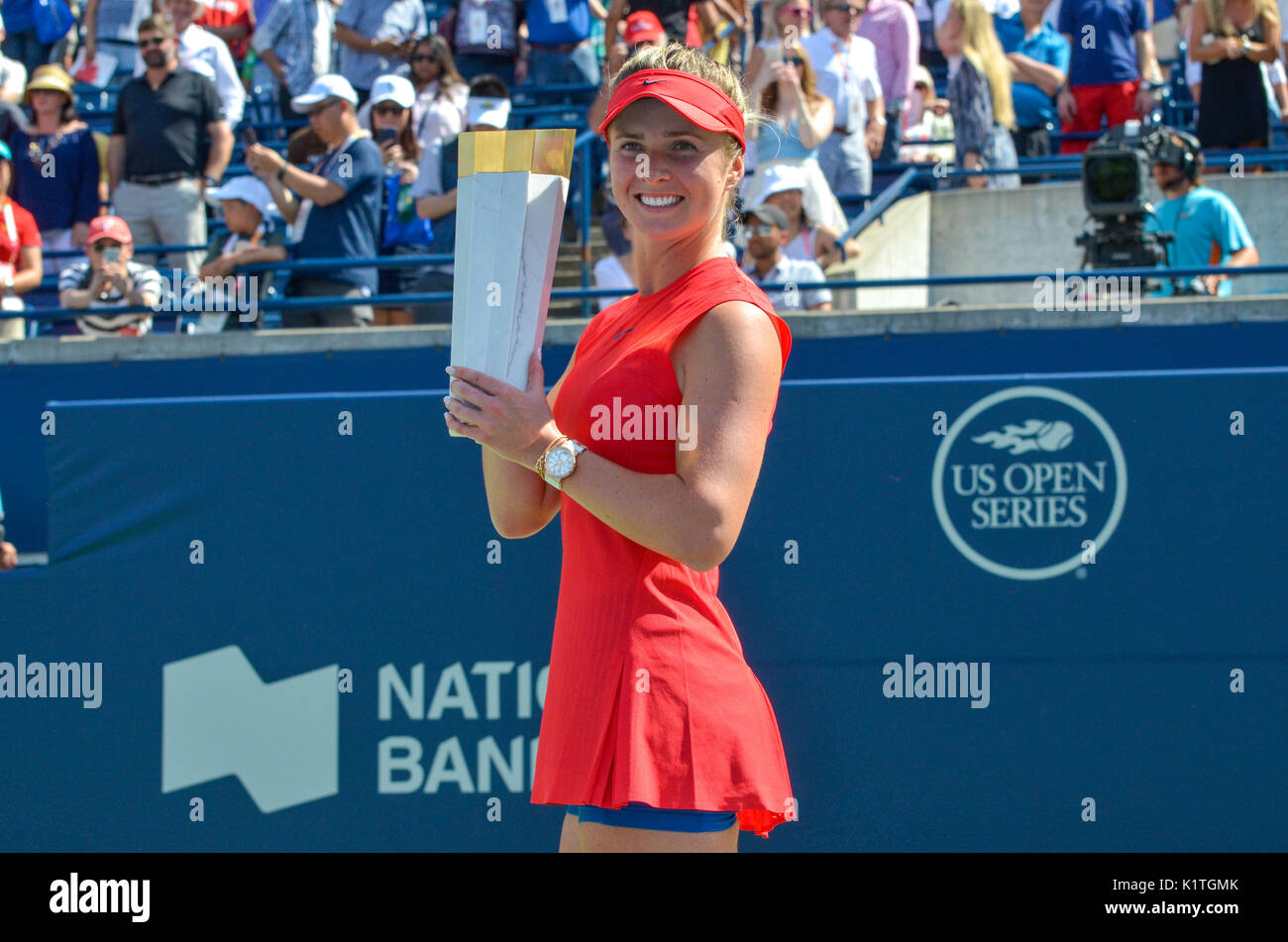 Elina Svitolina célébrant leur victoire avec la feuille d'érable anniversaire trophy. Le simple féminin, finale 2017 de la Coupe Rogers, Toronto, Canada Banque D'Images