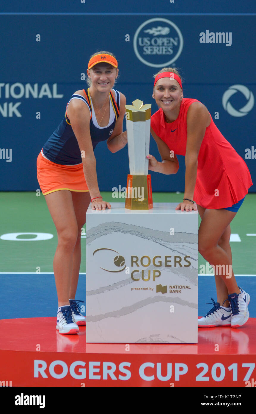 Champions de tennis olympique Elena Vesnina et Ekaterina Makarova célébrant leur victoire avec le trophée de la feuille d'érable. Finale du double dames de la Coupe Rogers, 2017, Toronto, Canada Banque D'Images