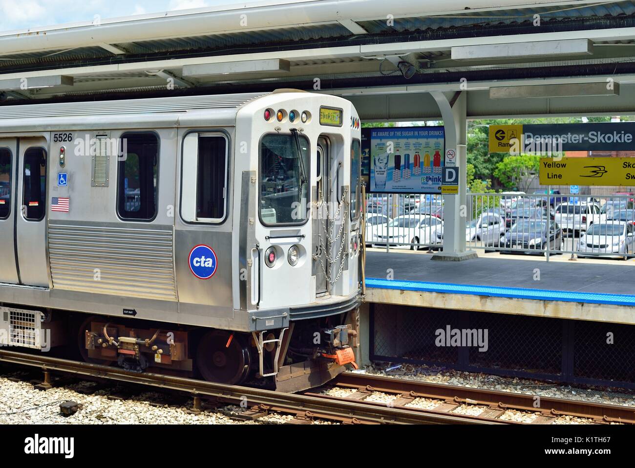 Une ligne jaune CTA train de banlieue transport en commun rapide à sa borne Avenue Dempster à Skokie, Illinois se prépare à son terme à Chicago. Chicago, USA. Banque D'Images