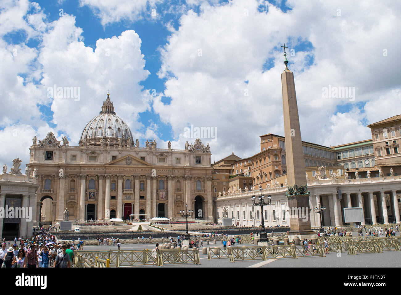 Façade de la Basilique Saint Pierre et le Vatican place principale, dans une journée d'été, Cité du Vatican, Rome, Italie Banque D'Images