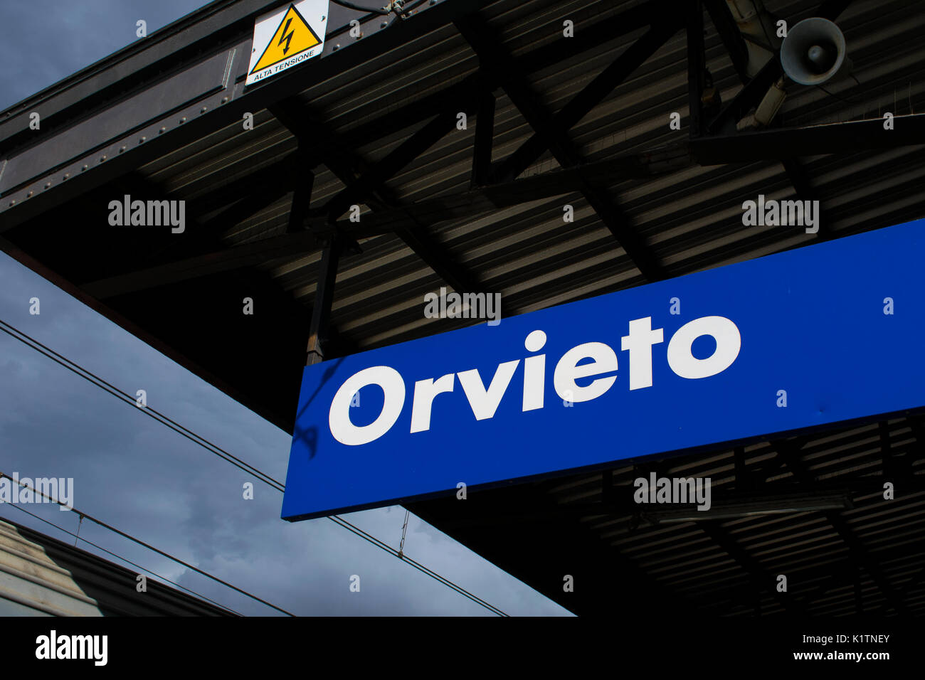 Signe de bienvenue à l'arrivée à la gare de la paisible ville d'Orvieto, à une heure de Rome. Le panneau de la commune de bleu et blanc. Banque D'Images