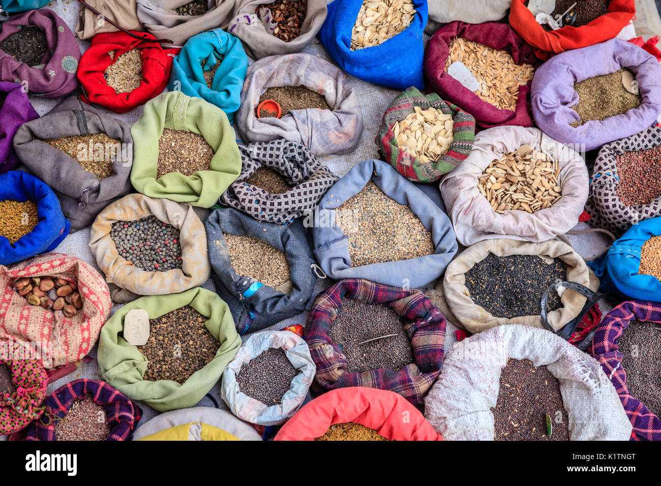 Sacs avec épices à un marché de rue à Leh, Ladakh district de Cachemire, Inde Banque D'Images