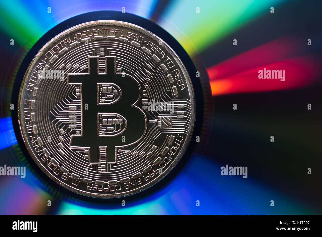Bitcoin or sur une surface réfléchissante multicolore irisé Banque D'Images